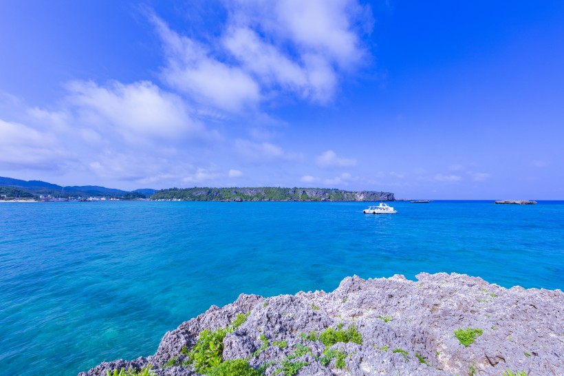 日本沖繩清澈的海水風景圖片