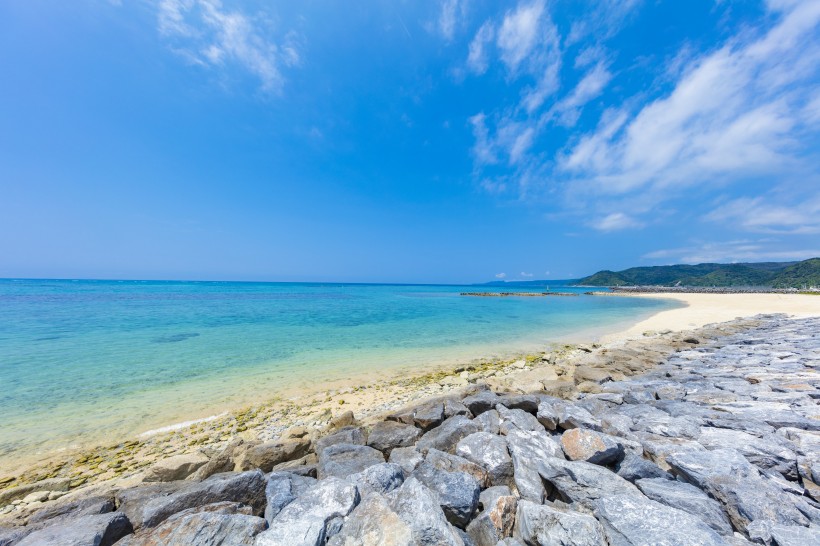 日本沖繩清澈的海水風景圖片