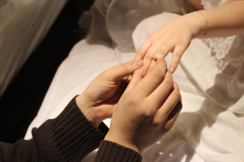 互戴婚戒的新人圖片