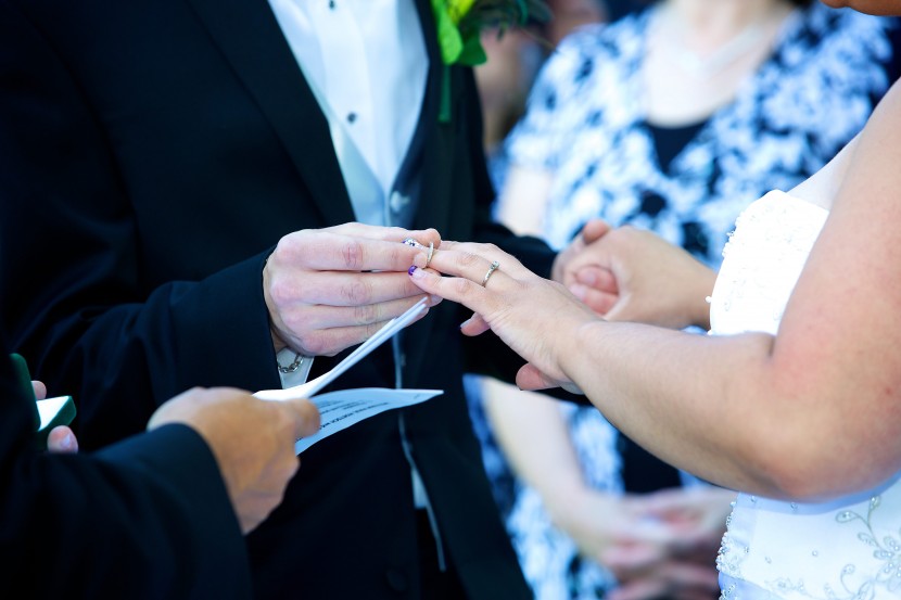 互戴婚戒的新人圖片