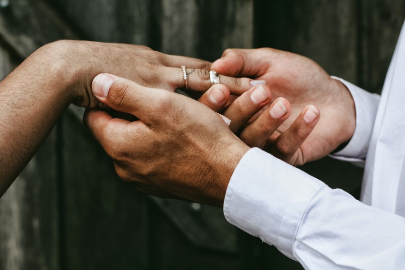 互戴婚戒的新人圖片