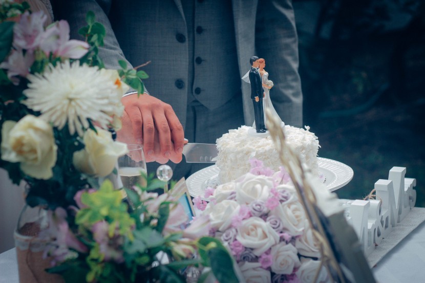 婚禮上切蛋糕的新人圖片