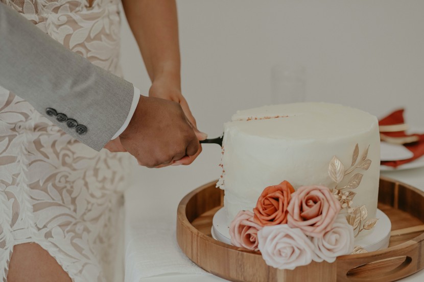 婚禮上切蛋糕的新人圖片