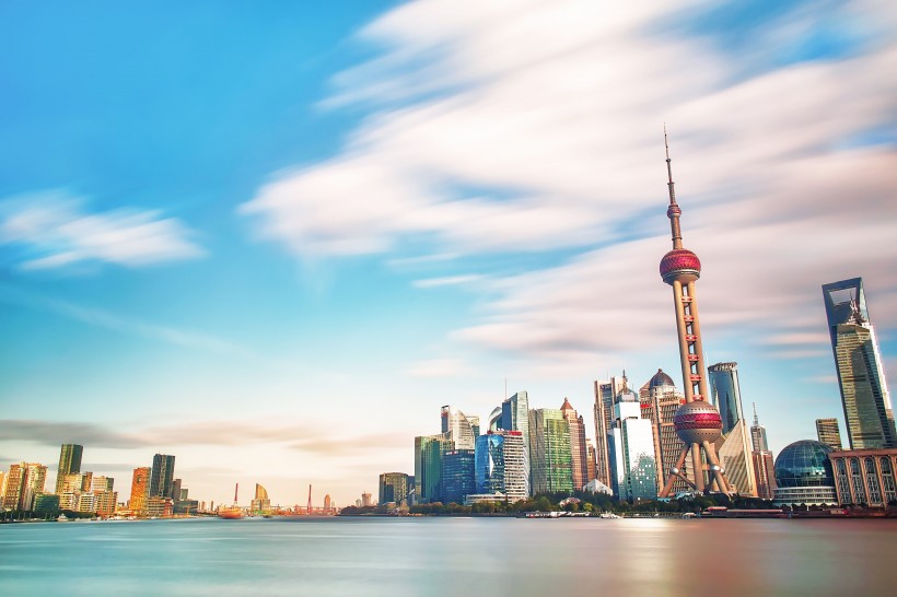 繁華的上海黃浦江城市風景圖片
