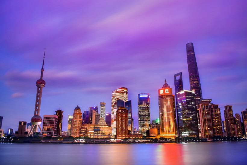 繁華的上海黃浦江城市風景圖片