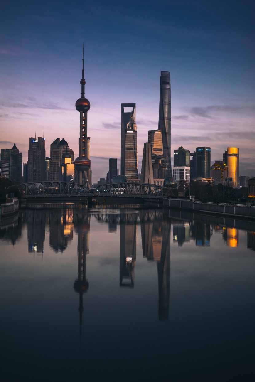 繁華的上海黃浦江城市風景圖片