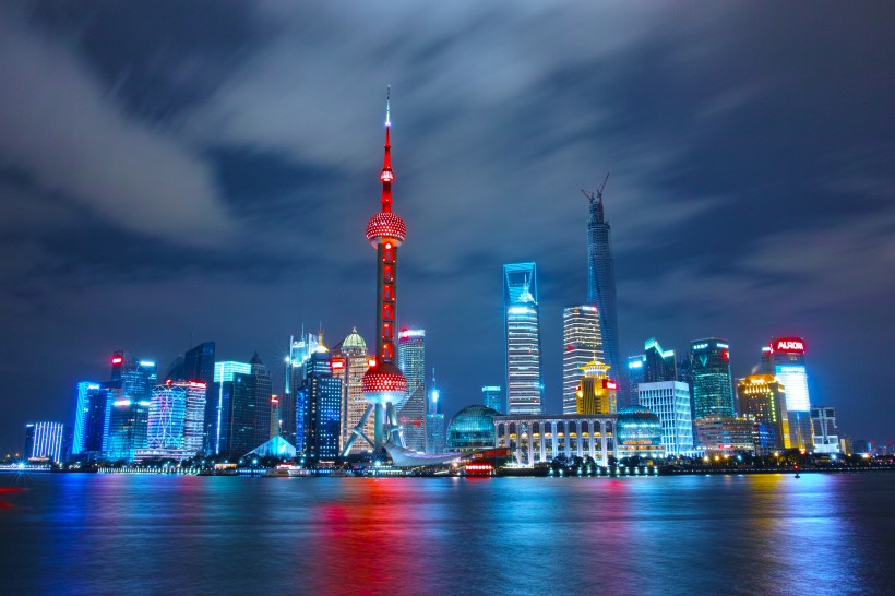 繁華的上海黃浦江城市風景圖片
