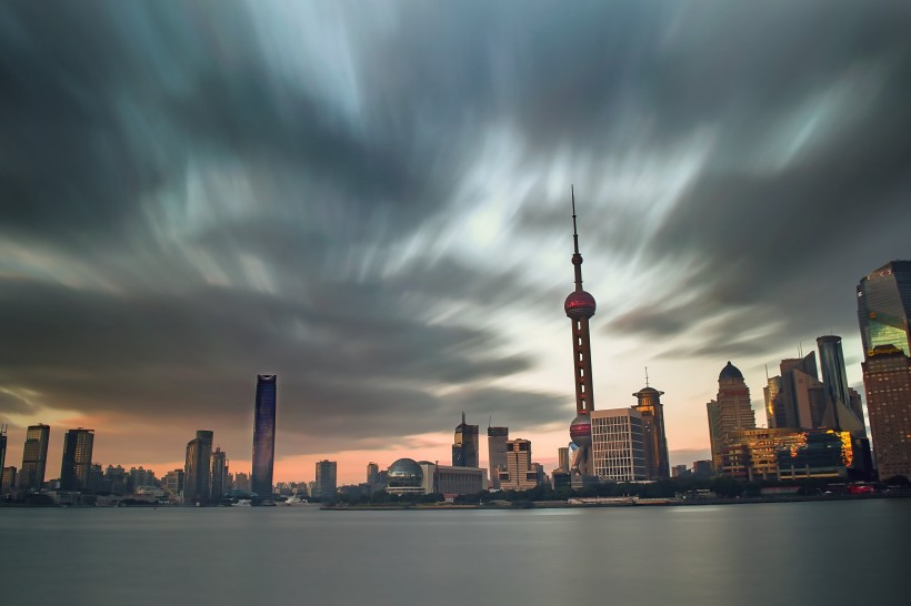 繁華的上海黃浦江城市風景圖片