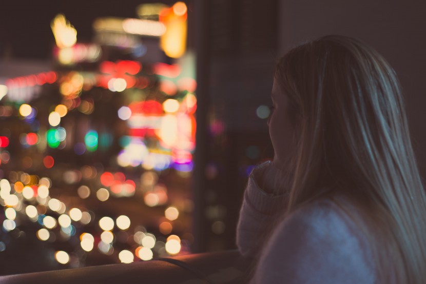 夜晚未眠的人物圖片