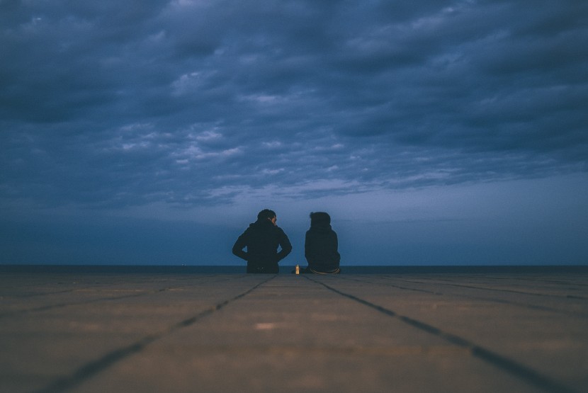 夜晚未眠的人物圖片