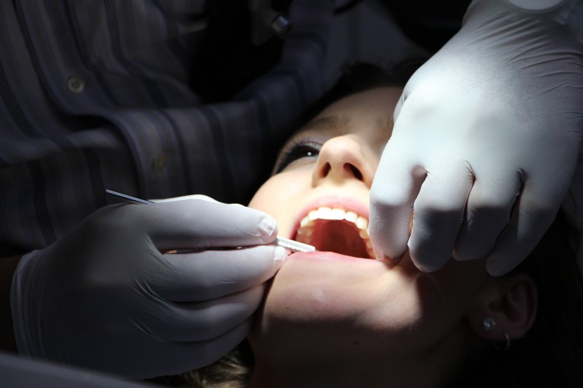 治療牙齒的人物圖片