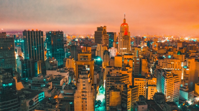 燈火通明的城市夜景圖片
