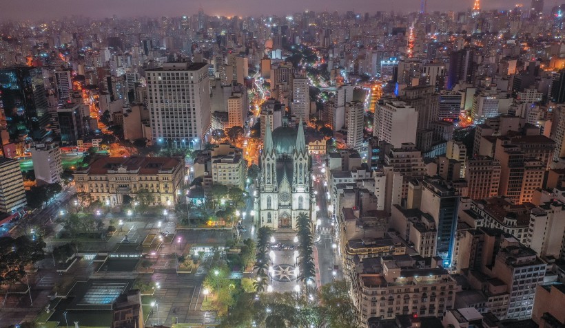 燈火通明的城市夜景圖片