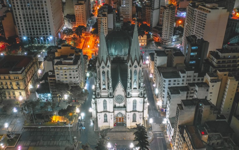 燈火通明的城市夜景圖片