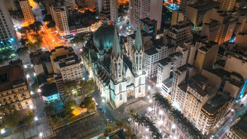 燈火通明的城市夜景圖片