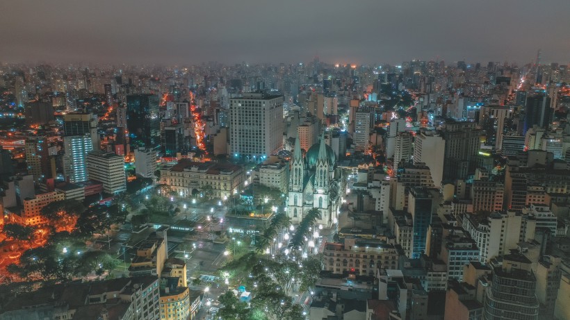燈火通明的城市夜景圖片