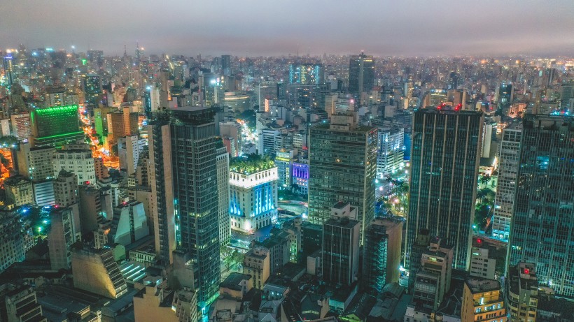 燈火通明的城市夜景圖片