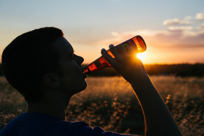 喝飲品的人物圖片