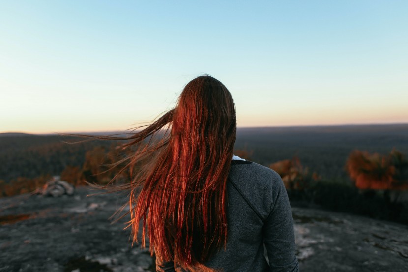 戶外旅行的女子背影圖片