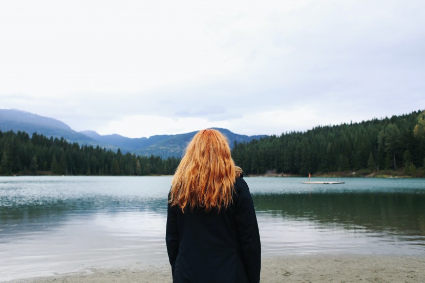 戶外旅行的女子背影圖片