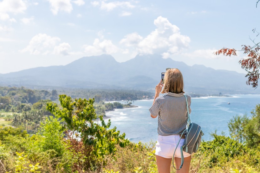 戶外旅行的女子背影圖片