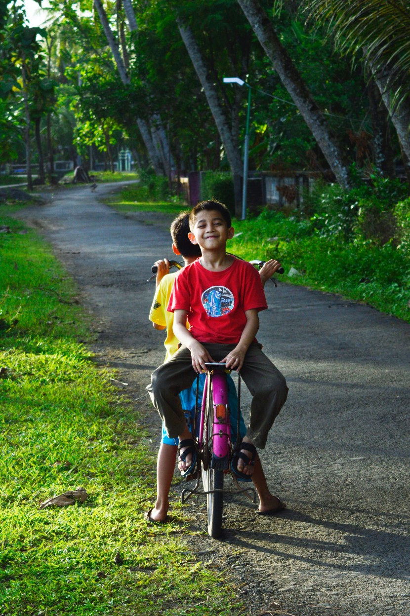 騎單車的兒童圖片