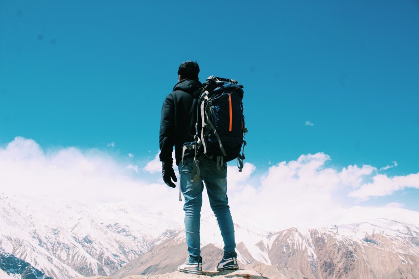 背着背包的登山者圖片
