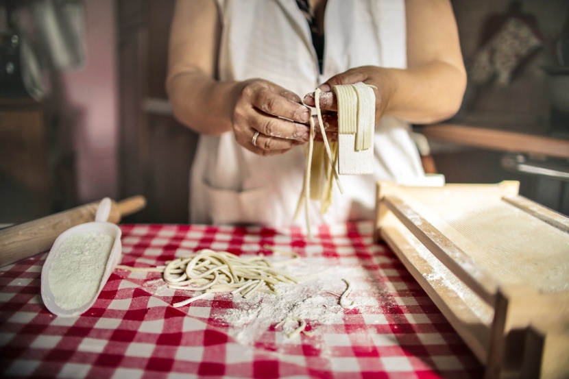 烹饪料理中的廚師手部圖片