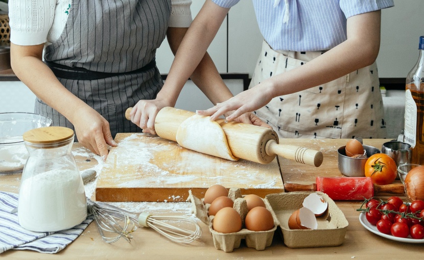 烹饪料理中的廚師手部圖片