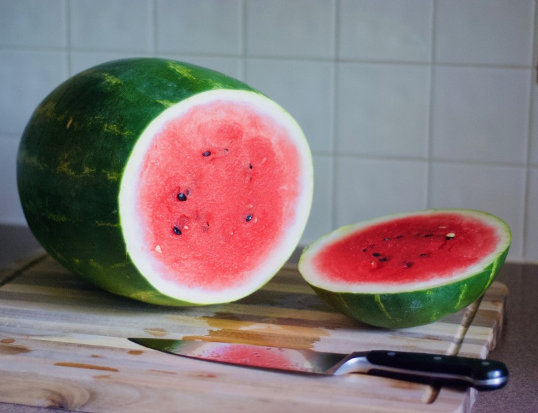 夏季消暑降溫清涼的西瓜圖片