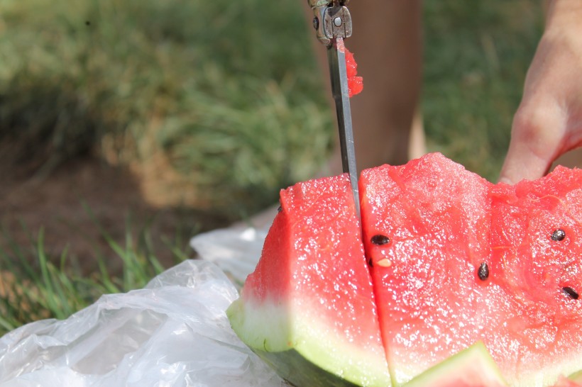 夏季消暑降溫清涼的西瓜圖片