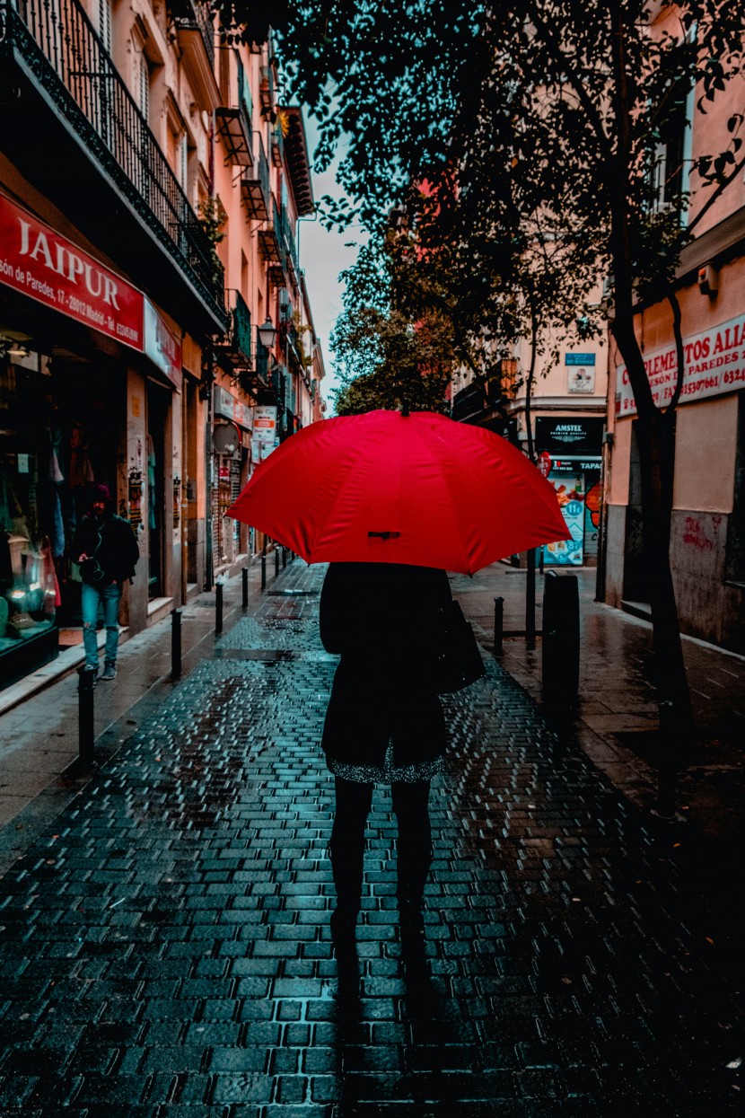 雨中撐傘的人物圖片