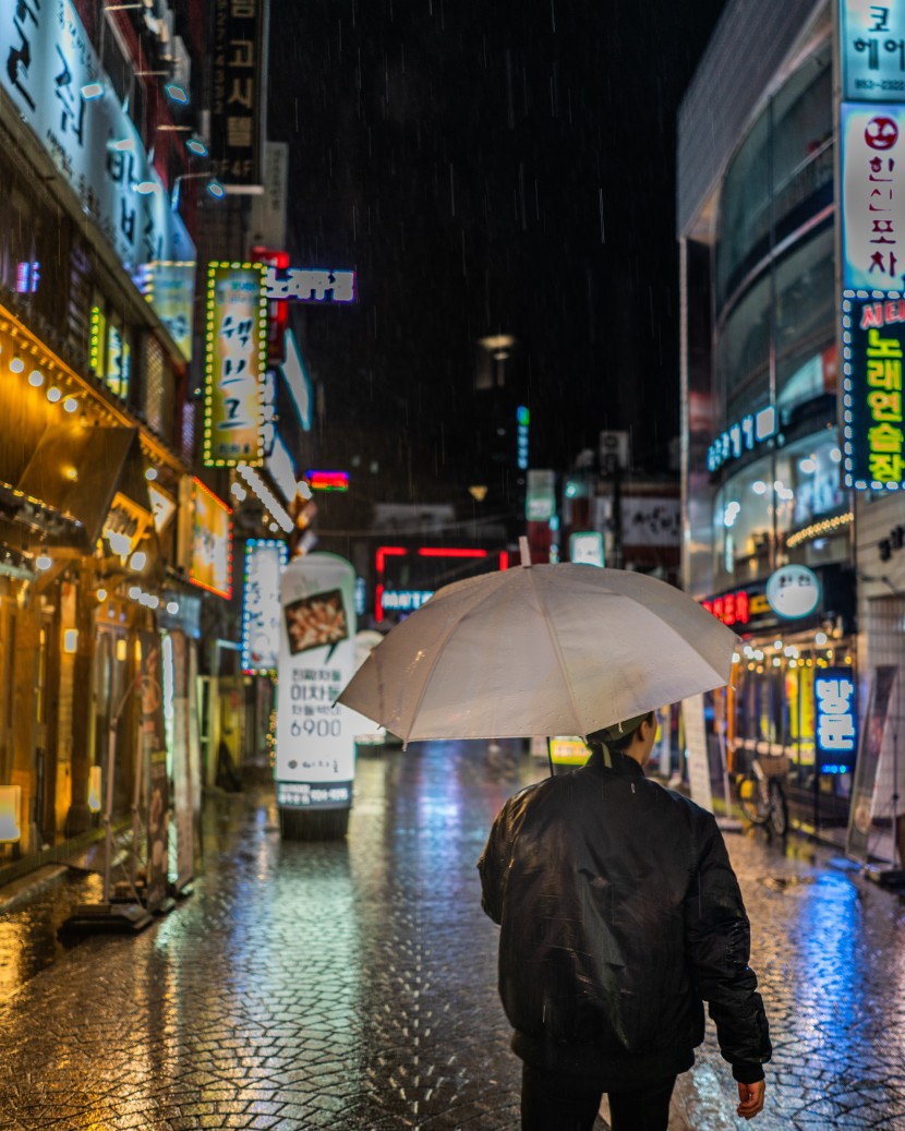 雨中撐傘的人物圖片