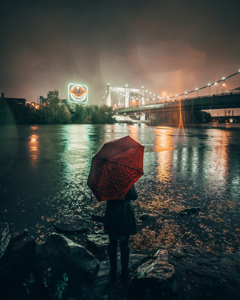 雨中撐傘的人物圖片