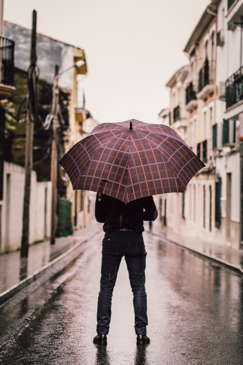 雨中撐傘的人物圖片