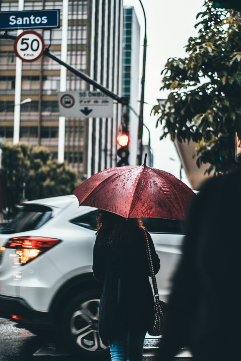 雨中撐傘的人物圖片