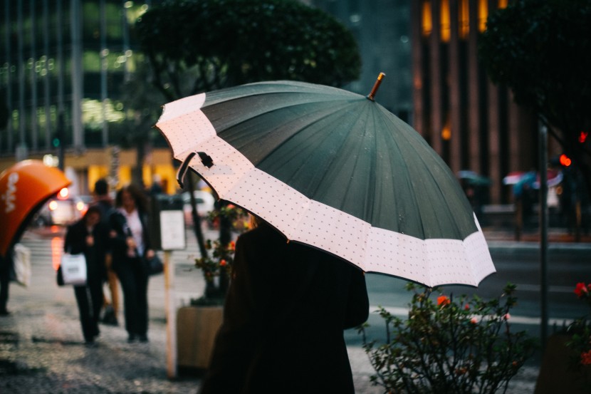 雨中撐傘的人物圖片