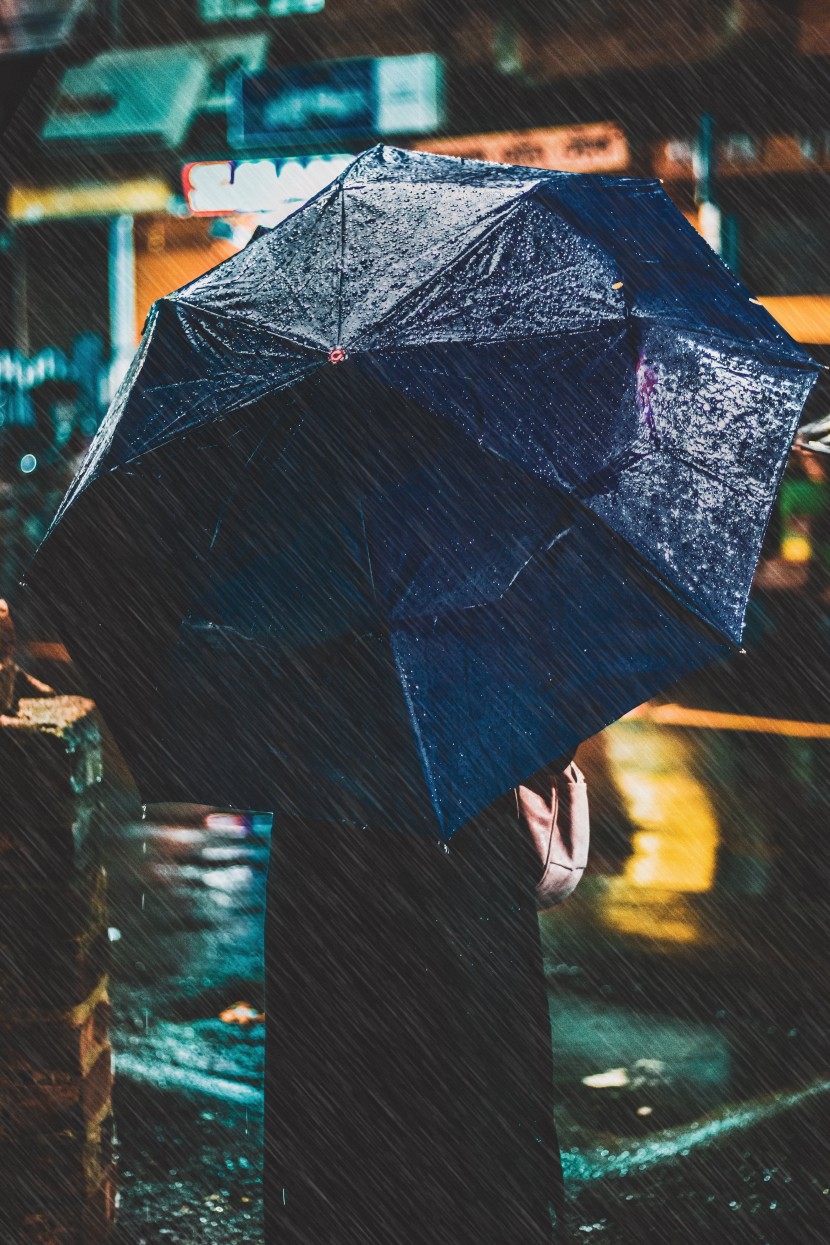 雨中撐傘的人物圖片