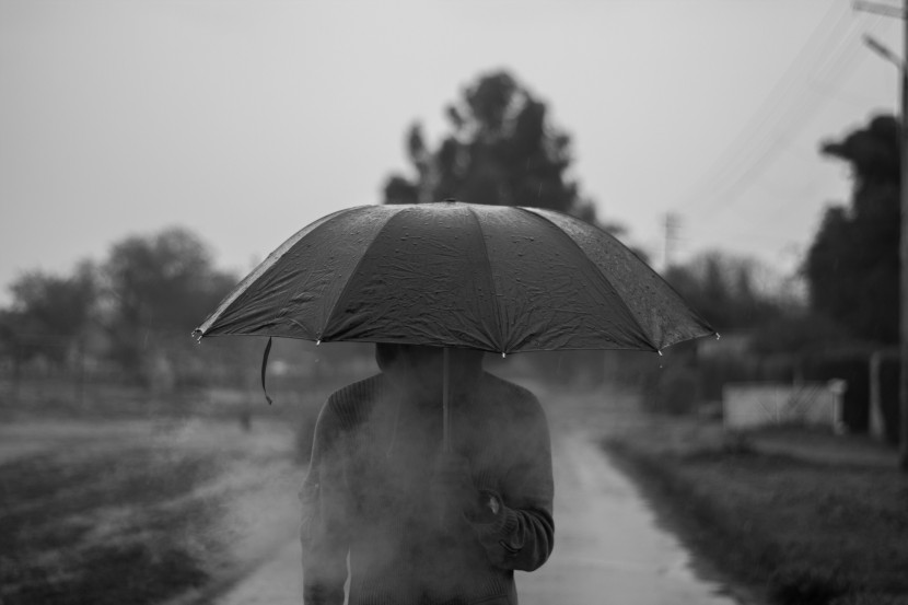 雨中撐傘的人物圖片