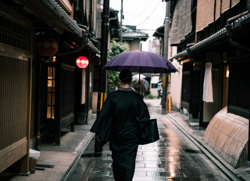 雨中撐傘的人物圖片