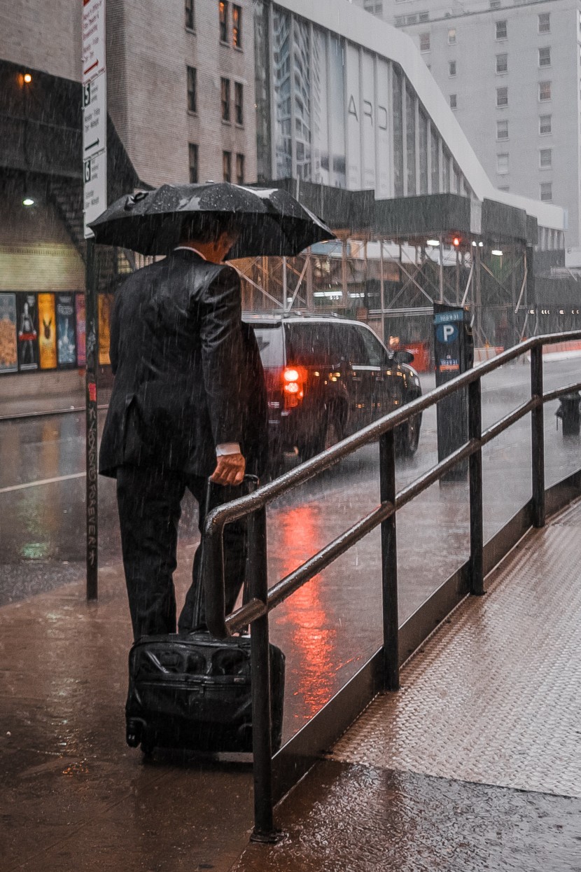 雨中撐傘的人物圖片