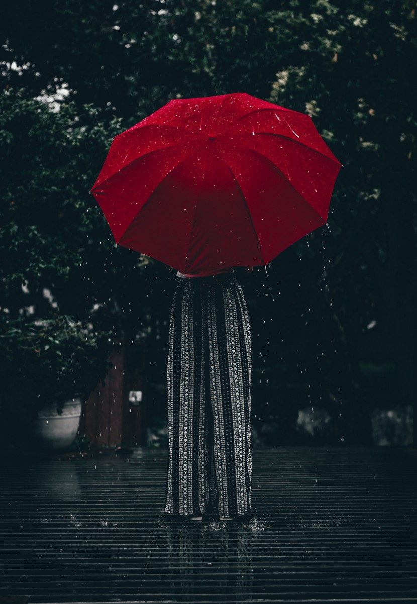 雨中撐傘的人物圖片