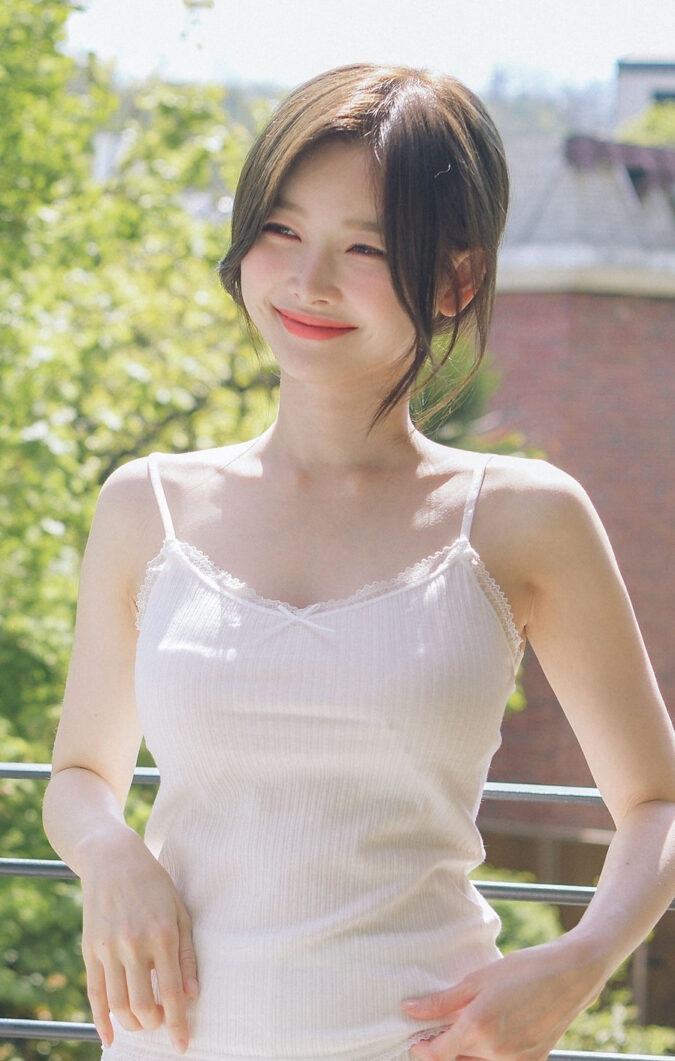 韓國美女演員金希珍白色吊帶衣圖片