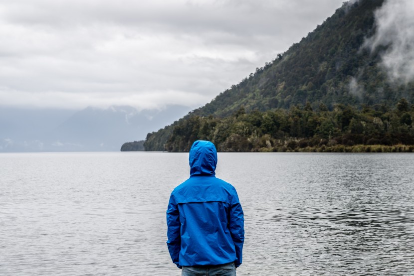 戶外旅行的男子背影圖片