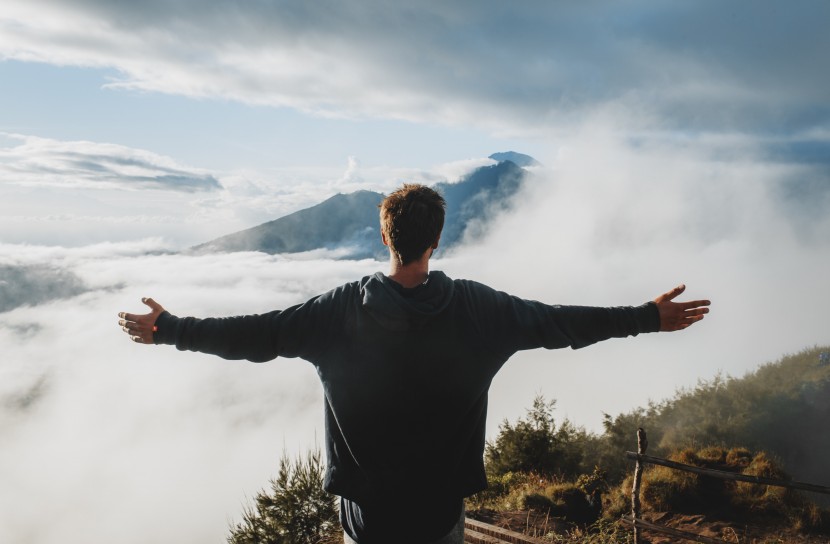 戶外旅行的男子背影圖片