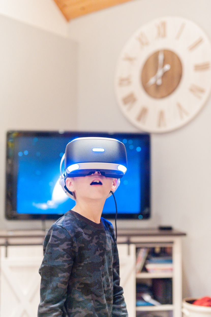 頭戴VR眼鏡的兒童圖片
