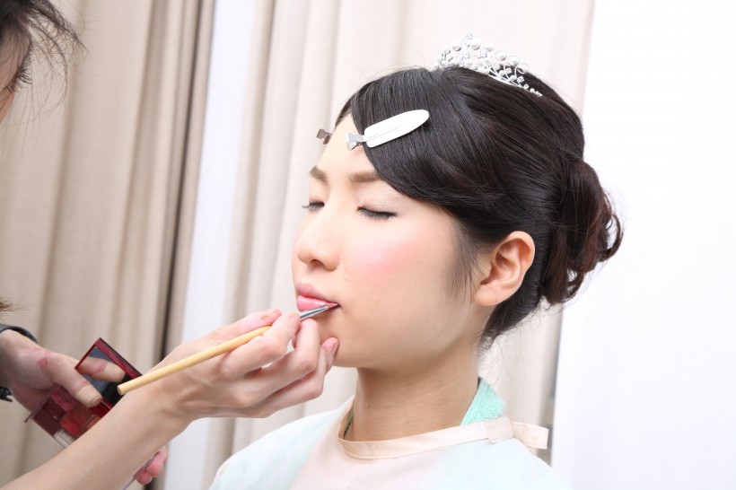 正在化妝的美女圖片