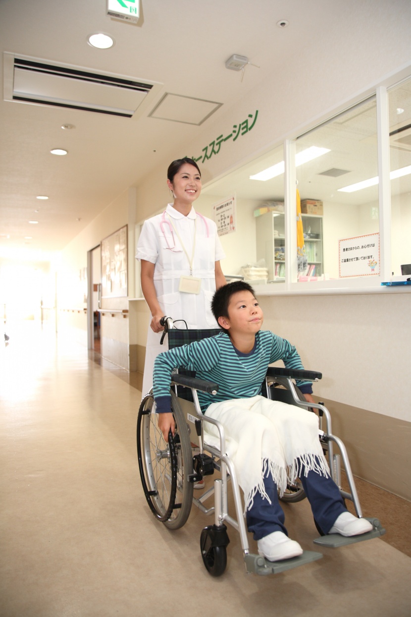 護士用輪椅推着患者圖片