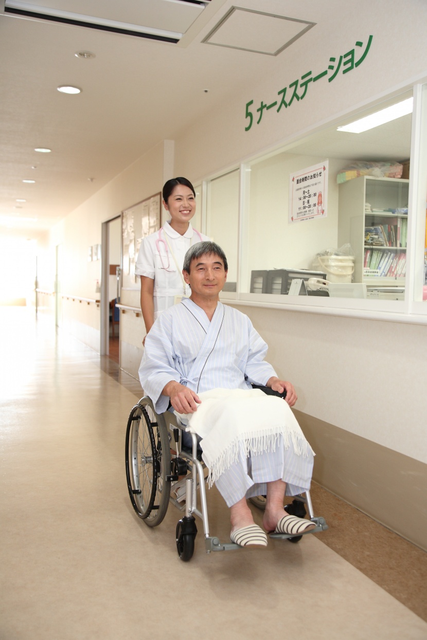 護士用輪椅推着患者圖片