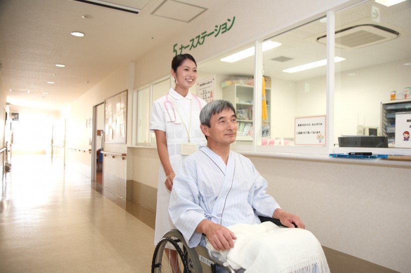 護士用輪椅推着患者圖片